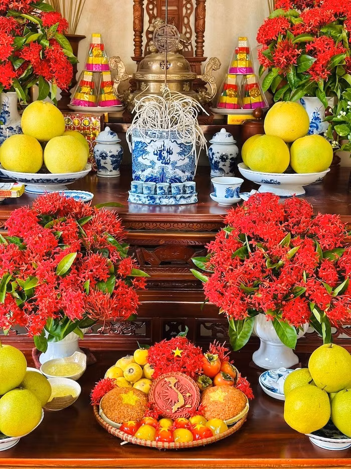 Theo chị, nếu niềm tự hào có hình dáng thì đó sẽ là màu của lá cờ đỏ sao vàng. Nếu lòng yêu nước có âm thanh thì đó sẽ là tiếng quốc ca vang xanh. Nếu lịch sử có hương thơm thì đó là hương nhang khói trong những ngày tưởng nhớ