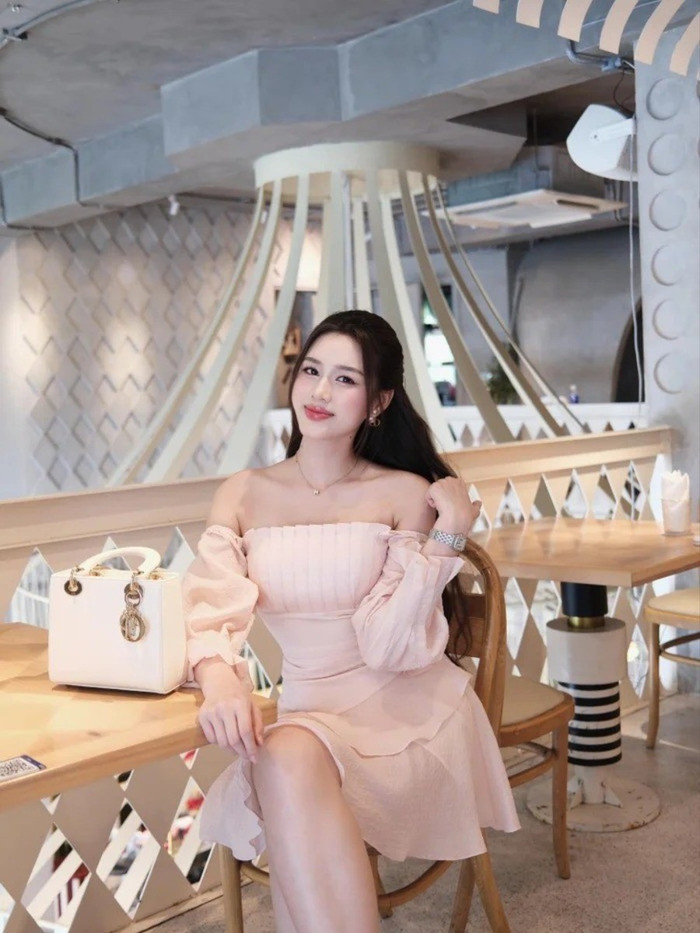 Đỗ Thị Hà từng chia sẻ mong muốn được ổn định cuộc sống, tự chủ kinh tế để trở thành phú bà của cuộc đời mình. Cô muốn tự lo cho bản thân, có vị trí ổn định rồi mới sẵn sàng bước vào các mối quan hệ. Hoa hậu cho biết, dù kết hôn với ai, cô cũng sẽ tiếp tục theo đuổi sự nghiệp chứ không dựa dẫm vào tiền bạc, gia thế của chồng 7-7056.jpg