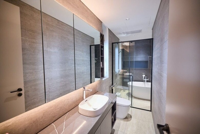 Phòng tắm lắp đặt nội thất hiện đại, tối giản tạo không gian tiện nghi và cảm giác thoải mái, dễ chịu cho cặp sao