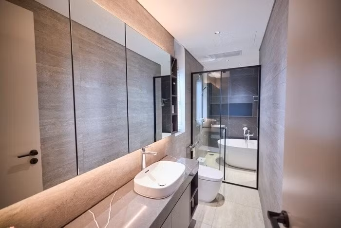 Phòng tắm lắp đặt nội thất hiện đại, tối giản tạo không gian tiện nghi và cảm giác thoải mái, dễ chịu cho cặp sao