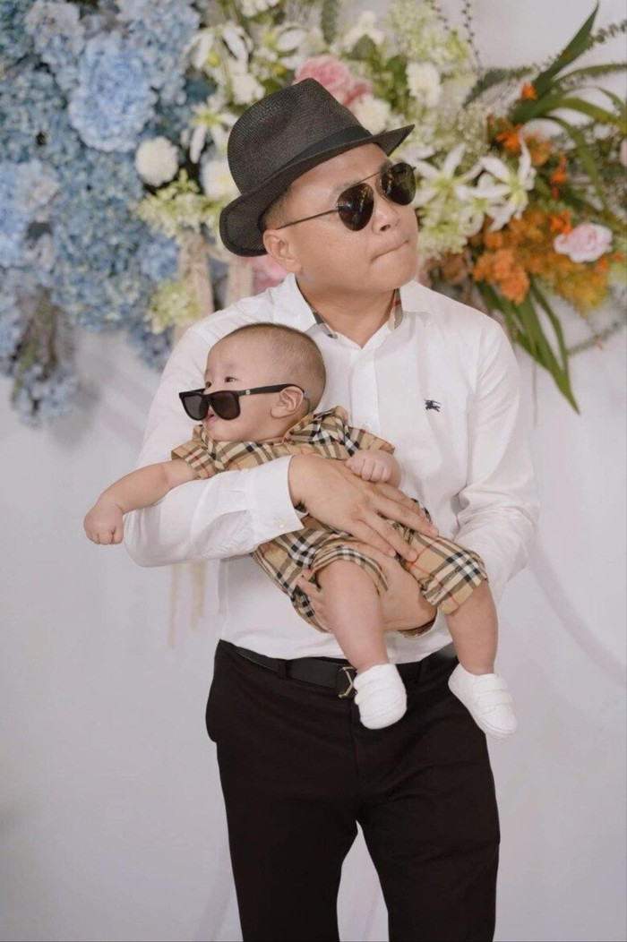 Nếu trước đây Shark Bình gắn liền với hình ảnh mạnh mẽ, quyết liệt trên thương trường, thì hiện tại, anh còn được biết đến như một hình mẫu người cha hiện đại. Anh không ngại xuất hiện ở hồ bơi trẻ em, sẵn sàng làm “phó nháy” cho vợ con shark-binh-noi-con-trai-la-truye-5864.jpg