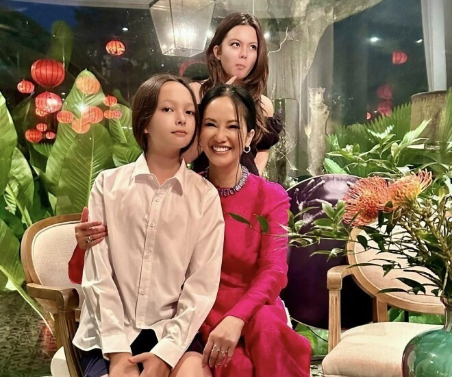 Hai bé Tôm và Tép - cặp song sinh của diva Hồng Nhung có cuộc sống đủ đầy bên người mẹ nổi tiếng. nhung-mua-nha-cho-2-con-lai-tay.jpg