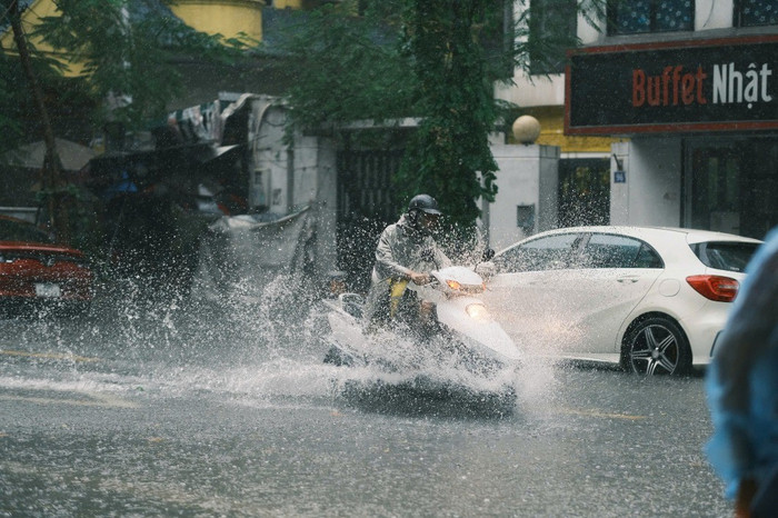 Do ảnh hưởng của hoàn lưu sau bão số 11 Matmo gây mưa ngập ở Hà Nội