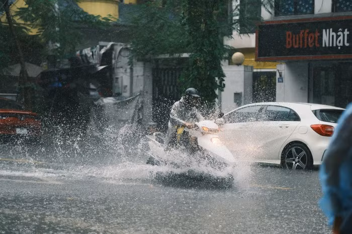 Do ảnh hưởng của hoàn lưu sau bão số 11 Matmo gây mưa ngập ở Hà Nội
