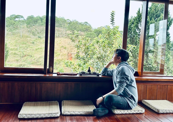 Nam MC tốn nhiều năm nỗ lực, từ việc tích góp tiền bạc, mua đất, xây nhà. Anh xem đó là sự cố gắng không ngừng, giúp giấc mơ có một không gian sống ở phố núi thành hiện thực