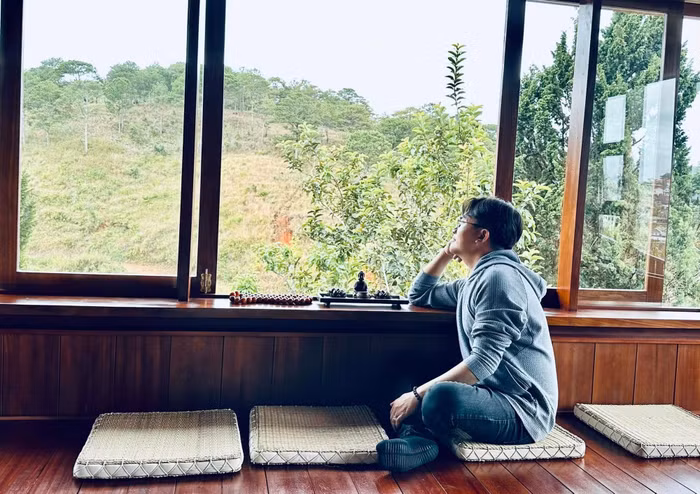 Nam MC tốn nhiều năm nỗ lực, từ việc tích góp tiền bạc, mua đất, xây nhà. Anh xem đó là sự cố gắng không ngừng, giúp giấc mơ có một không gian sống ở phố núi thành hiện thực