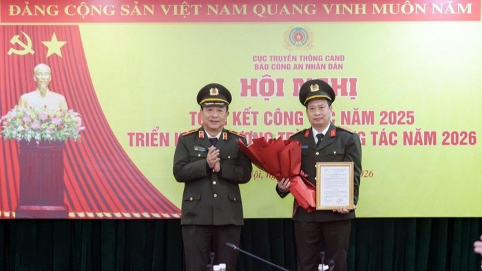 Thừa ủy quyền của lãnh đạo Bộ Công an, Thiếu tướng Đỗ Triệu Phong trao Quyết định về việc phân công Đại tá Nguyễn Thanh Bình giữ chức vụ Tổng Biên tập Báo Công an nhân dân