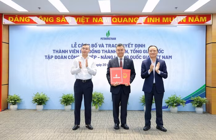 Bộ trưởng Bộ Tài chính Ngô Văn Tuấn và Chủ tịch Petrovietnam Lê Ngọc Sơn trao quyết định cho ông Lê Mạnh Cường