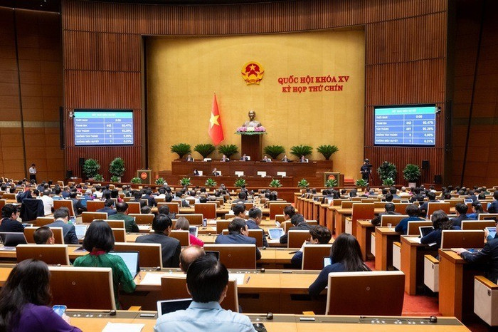 Các đại biểu biểu quyết thông qua Luật sáng 27/6