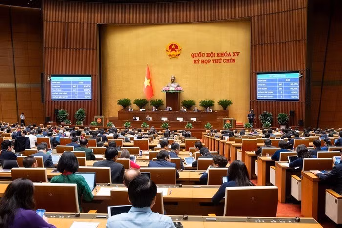 Các đại biểu biểu quyết thông qua Luật sáng 27/6