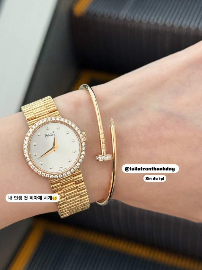 Hari Won khoe chiếc đồng hồ Piaget đính kim cương 57.000 USD cùng vòng tay Cartier 13.300 USD do ông xã Trấn Thành tặng Hari Won khoe chiếc đồng hồ Piaget đính kim cương 57.000 USD cùng vòng tay Cartier 13.300 USD do ông xã Trấn Thành tặng