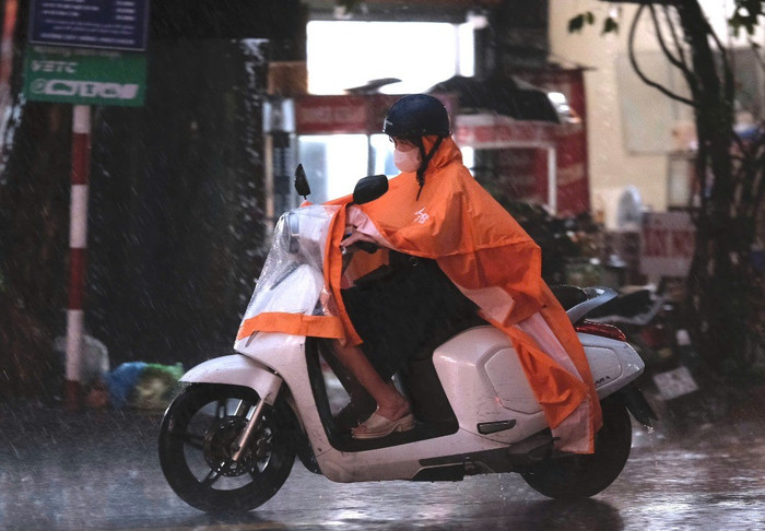 Ảnh hưởng hoàn lưu bão số 10 khiến Hà Nội và nhiều tỉnh phía Bắc mưa lớn kéo dài, gây ngập úng, nguy cơ lốc sét, lũ quét và sạt lở đất. Ảnh: Hoàng Hiển 
