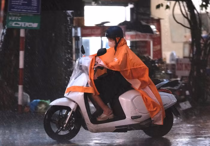 Ảnh hưởng hoàn lưu bão số 10 khiến Hà Nội và nhiều tỉnh phía Bắc mưa lớn kéo dài, gây ngập úng, nguy cơ lốc sét, lũ quét và sạt lở đất. Ảnh: Hoàng Hiển 