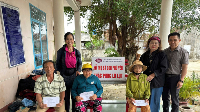 CLB Doanh nhân nữ trao quà hỗ trợ bà con vùng lũ Đắk Lắk