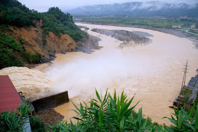 Nghìn người ở Hà Tĩnh chui mái nhà chờ nước rút ảnh 10