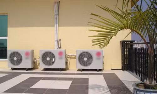 Không nên đặt cục nóng điều hòa ở những nơi nắng nóng, khiến máy hoạt động chậm, dễ hư hỏng hơn. Ảnh: giadieuhoa.