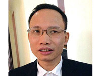 Thay đổi tư duy cho vay nông nghiệp Trả lời NTNN bên lề hội thảo, TS Cấn Văn Lực (ảnh) – chuyên gia kinh tế cho rằng cần thay đổi tư duy cho vay trong lĩnh vực nông nghiệp, nông thôn để hướng đến thị trường hơn. TS Cấn Văn Lực đánh giá: Về dòng vốn tín dụng của ngân hàng thời gian qua vào nông nghiệp, nông thôn cũng đã có những tiến bộ. Dòng vốn của hệ thống ngân hàng vào lĩnh vực trên hiện đạt gần 1 triệu tỷ đồng, chiếm khoảng 20% tổng dư nợ của nền kinh tế. Đó là tỷ trọng tích cực, vì trước đây chỉ đạt 13 – 14%. Dòng vốn này cũng tăng đều 17,4%, cao hơn mức tăng trưởng bình quân tín dụng của toàn hệ thống ngân hàng. Dòng tín dụng ngân hàng đã có những tiến bộ, đây là tiền đề tốt để nông nghiệp nông thôn phát triển? -Dù vốn tín dụng vào nông nghiệp, nông thôn tăng nhưng vẫn còn có những vướng mắc liên quan đến thủ tục, giấy tờ còn phức tạp, rườm rà, liên quan đến tài sản thế chấp hay minh bạch thông tin. Ví dụ như Nghị định 67 vẫn cho thấy có sự phối hợp chưa tốt với các bộ ngành để nghị định đi vào cuộc sống hơn. Cơ chế chính sách đã có nhưng tại sao nông dân vẫn khó tiếp cận được với nguồn vốn? - Thứ nhất, chúng ta thấy rằng, chính sách cũng cần có thời gian để đi vào cuộc sống. Thứ hai là nguồn vốn cũng chỉ là một trong nhiều khâu để phát triển nông nghiệp và nông thôn. Đôi khi người dân thiếu cơ chế chính sách hiệu quả, trong khi lại trông chờ vào đồng vốn. Đồng vốn quan trọng nhưng phải đi sau, cơ chế chính sách đi trước. Như Nghị định 55 đã được ban hành nhưng việc hướng dẫn thực hiện cần phải khẩn trương hơn, hiệu quả hơn. Cùng với đó là sự phối hợp giữa các bộ, ngành để nhuần nhuyễn hơn. Tôi thấy rằng chúng ta cũng cần thay đổi tư duy cho vay nông nghiệp, lâu nay chúng ta nghĩ rằng cho vay nông nghiệp là cơ chế trợ cấp, xin cho. Chúng ta phải đi đến tính chất thị trường hơn. Đồng thời, cũng cần hướng dẫn cho người nông dân về kỹ năng sử dụng vốn vay để họ chủ động tiếp cận nguồn vốn ngân hàng, thay vì hiện nay chúng ta chỉ tập trung vào việc giảm lãi suất. Bùi Thanh (ghi)