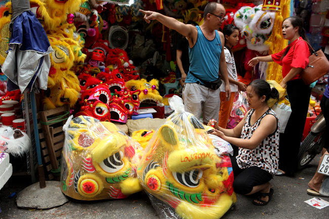 Đồ chơi kinh dị tràn lan chợ trung thu phố cổ ảnh 13