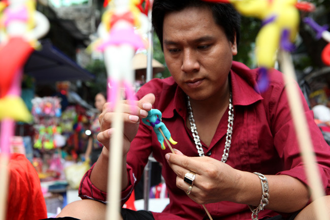 Đồ chơi kinh dị tràn lan chợ trung thu phố cổ ảnh 11