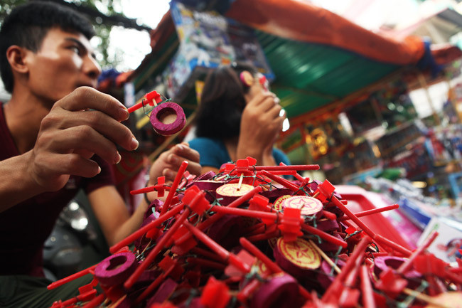 Đồ chơi kinh dị tràn lan chợ trung thu phố cổ ảnh 10