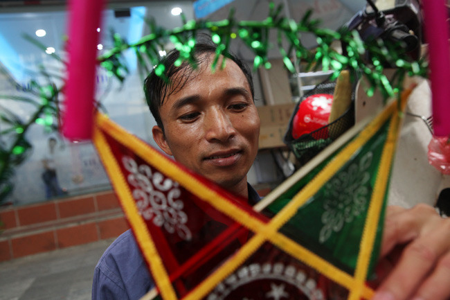 Đồ chơi kinh dị tràn lan chợ trung thu phố cổ ảnh 9