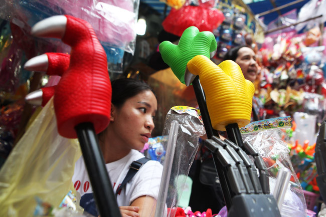 Đồ chơi kinh dị tràn lan chợ trung thu phố cổ ảnh 4