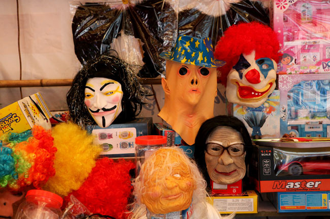 Đồ chơi kinh dị tràn lan chợ trung thu phố cổ ảnh 1