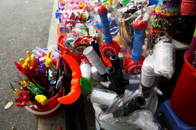 Đồ chơi kinh dị tràn lan chợ trung thu phố cổ ảnh 5