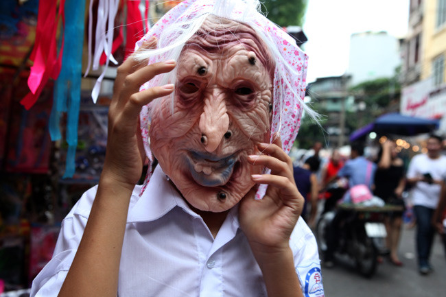 Đồ chơi kinh dị tràn lan chợ trung thu phố cổ ảnh 2