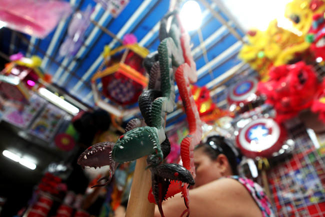 Đồ chơi kinh dị tràn lan chợ trung thu phố cổ ảnh 3