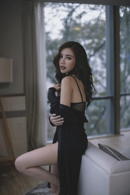 'Gái hai con' Elly Trần diện nội y xuyên thấu ảnh 4 'Gái hai con' Elly Trần diện nội y xuyên thấu ảnh 4