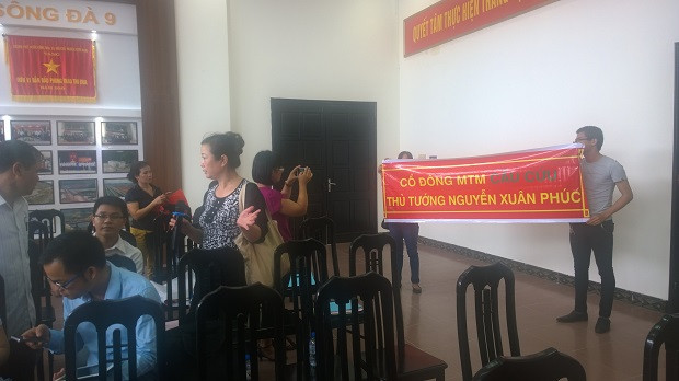 Các cổ đông MTM chuẩn bị sẵn băng rôn, khẩu hiệu