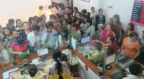 Cảnh xếp hàng mua vàng ngày Thần tài thường xuyên xảy ra nhiều năm gần đây. Ảnh: PV Cảnh xếp hàng mua vàng ngày Thần tài thường xuyên xảy ra nhiều năm gần đây. Ảnh: PV