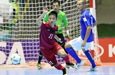 Sau tuyển Italy, các cầu thủ Việt Nam tiếp tục chạm trán một ông kẹ nữa của làng futsal thế giới là tuyển Nga. Ảnh: Quang Thắng. Sau tuyển Italy, các cầu thủ Việt Nam tiếp tục chạm trán một ông kẹ nữa của làng futsal thế giới là tuyển Nga. Ảnh: Quang Thắng.