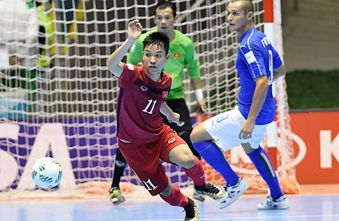Sau tuyển Italy, các cầu thủ Việt Nam tiếp tục chạm trán một ông kẹ nữa của làng futsal thế giới là tuyển Nga. Ảnh: Quang Thắng.