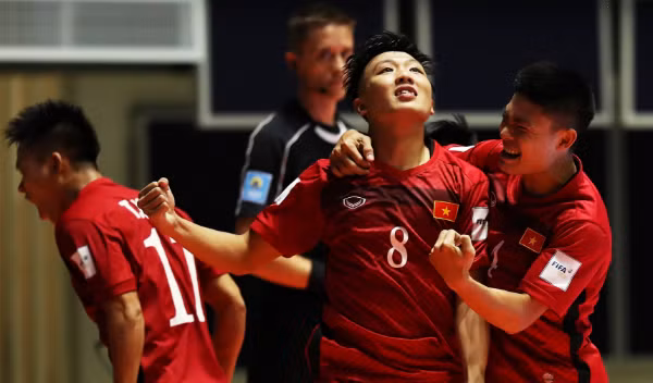 Cầu thủ 20 tuổi Ngô Minh Trí là ngôi sao sáng chói, góp một cú hattrick, giúp Việt Nam có chiến thắng đầu tiên trong lịch sử dự Futsal World Cup. Ảnh: FIFA.