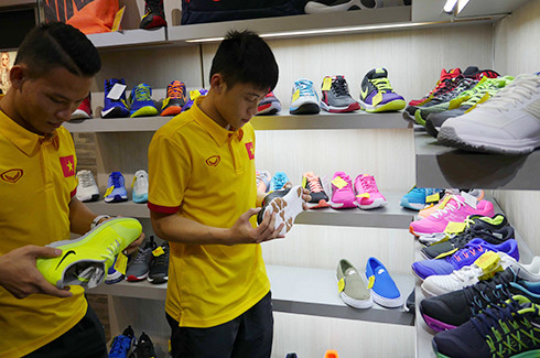 Các cầu thủ tranh thủ thời gian nghỉ ngơi đi mua sắm. Ảnh: Quang Thắng. Các cầu thủ tranh thủ thời gian nghỉ ngơi đi mua sắm. Ảnh: Quang Thắng.