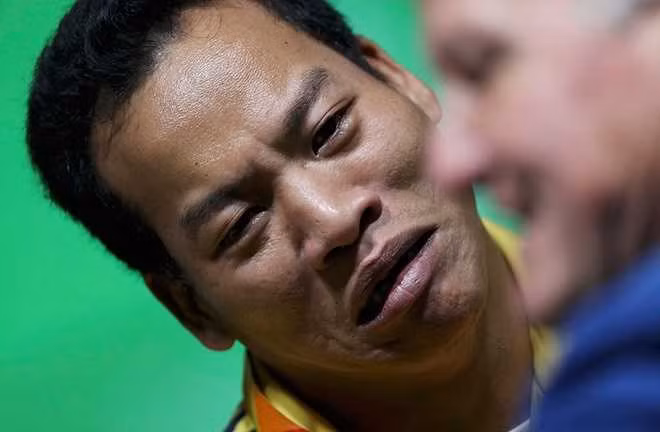 Đô cử Việt Nam nghẹn ngào khi nhận tấm huy chương Paralympic