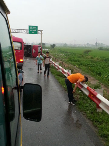 Chiếc xe khách lật nhào khiến nhiều người hoảng sợ. Ảnh: FB Cong Le/otofun. Chiếc xe khách lật nhào khiến nhiều người hoảng sợ. Ảnh: FB Cong Le/otofun.