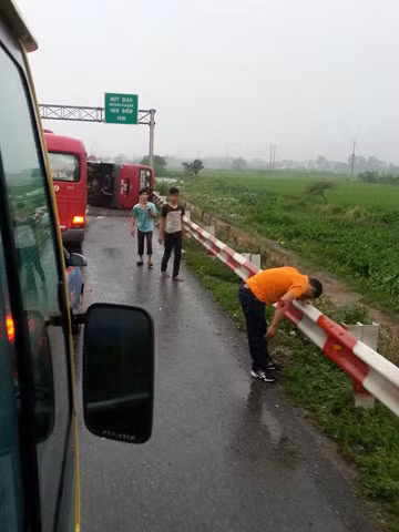 Chiếc xe khách lật nhào khiến nhiều người hoảng sợ. Ảnh: FB Cong Le/otofun.