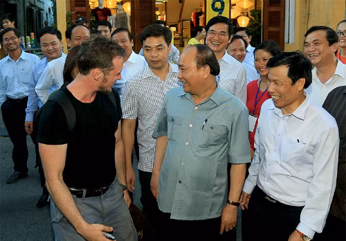 Thủ tướng Nguyễn Xuân Phúc đi bộ, trò chuyện với du khách trong phố cổ Hội An. Ảnh: Quang Hiếu