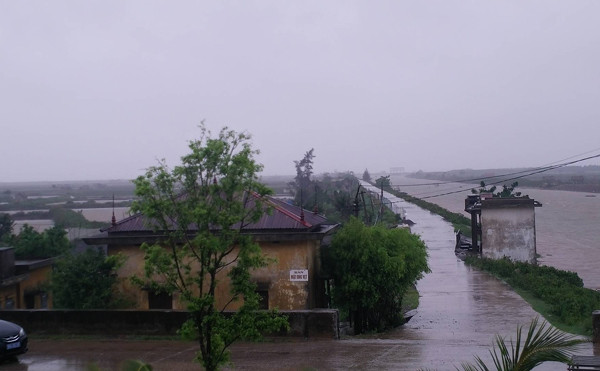 Bão gây mưa lớn ở Ninh Bình. Ảnh: Phương Vy. Bão gây mưa lớn ở Ninh Bình. Ảnh: Phương Vy.