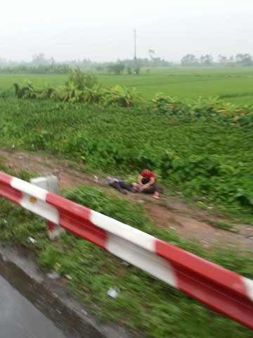 Tai nạn khiến một nạn nhân văng qua ta luy. Ảnh: FB Cong Le/otofun. Tai nạn khiến một nạn nhân văng qua ta luy. Ảnh: FB Cong Le/otofun.