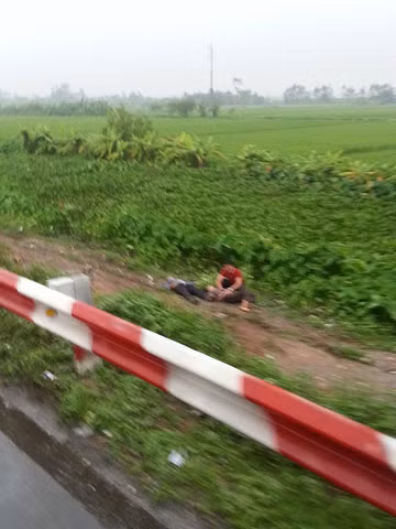 Tai nạn khiến một nạn nhân văng qua ta luy. Ảnh: FB Cong Le/otofun.