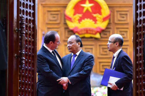Thủ tướng Nguyễn Xuân Phúc trao đổi với Tổng thống Pháp Hollande bên lề cuộc hội kiến. Ảnh: Quang Hiếu
