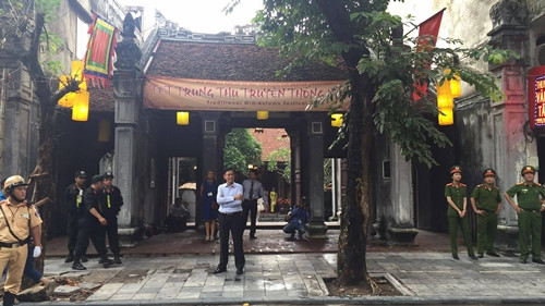 An ninh trước đình Kim Ngân trên phố Hàng Bạc. Ảnh: Việt Anh.