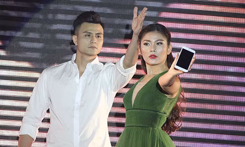 Chúng Huyền Thanh trong thử thách đầu tiên của đêm chung kết.