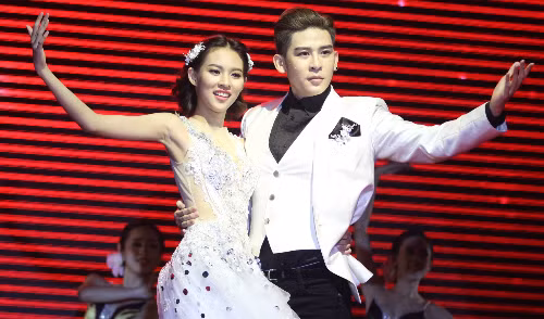 Phí Phương Anh kết hợp cùng người mẫu Minh Trung trong phần thi khiêu vũ.