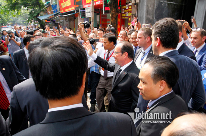 Tổng thống Pháp sánh bước cùng GS Ngô Bảo Châu ảnh 20