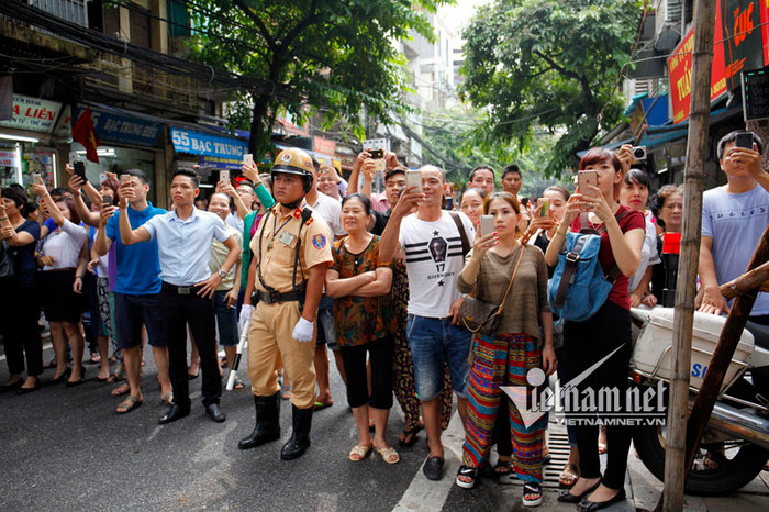 Tổng thống Pháp sánh bước cùng GS Ngô Bảo Châu ảnh 22